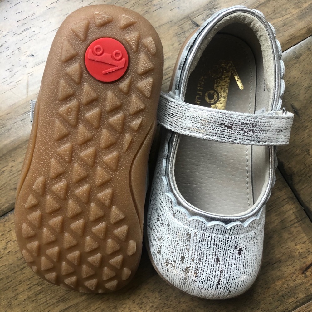 See Kai Run toddler girls size 8 silver shoes
